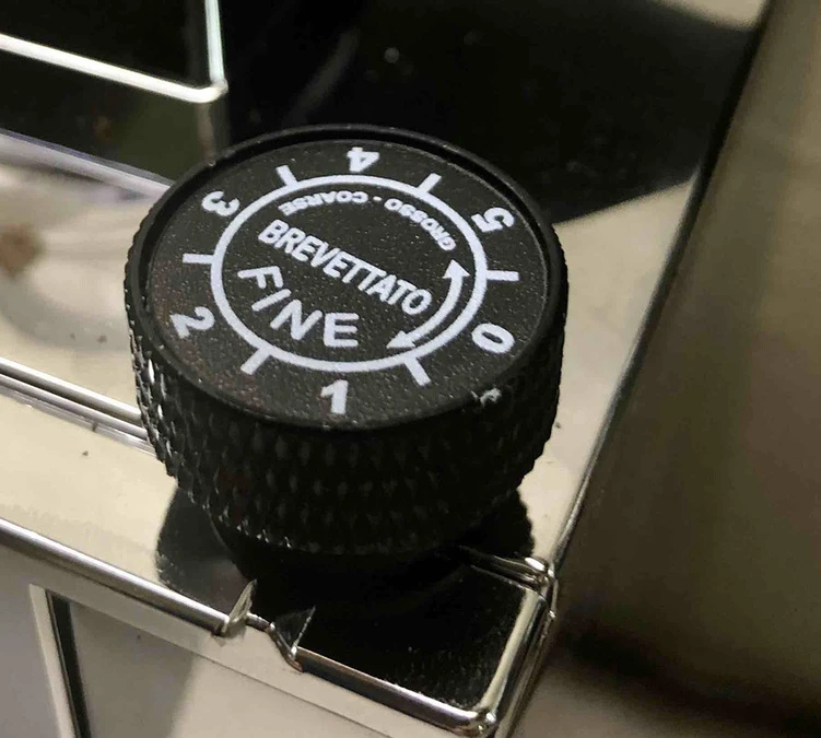 Moulin Expresso EUREKA Mignon Specialità Noir Mat Avec Trémie Fumée 3 Moulin Expresso EUREKA Mignon Specialità Noir Mat Avec Trémie Fumée – Image 3