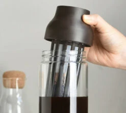 Carafe KINTO Capsule Marron Foncé 1L Pour Infusions à Froid -Boutique De Café kinto capsule noire 3