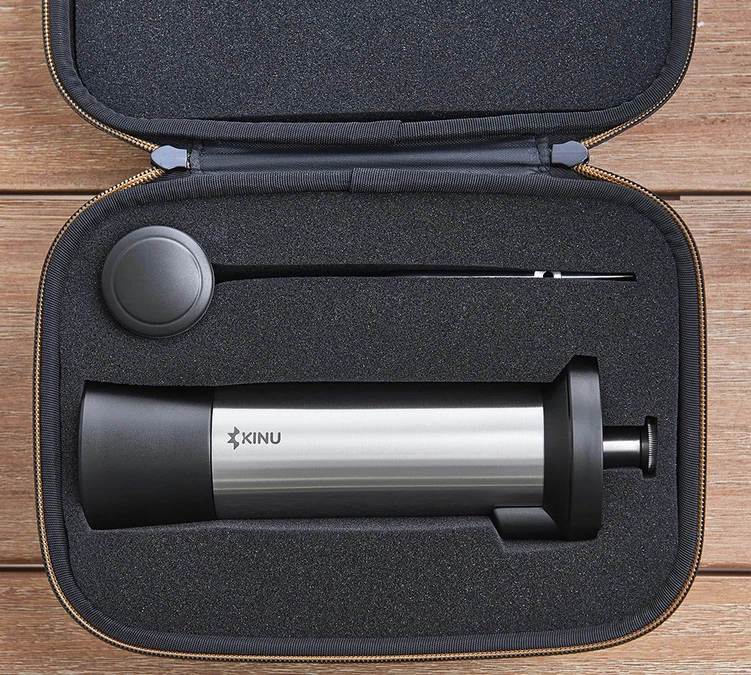 Moulin à Café Manuel KINU M47 Simplicity + Valise De Transport 2 Moulin à Café Manuel KINU M47 Simplicity + Valise De Transport – Image 2