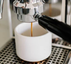 Tasse à Cappuccino - Monty Milk Art Blanc Mat 19 Cl - FELLOW -Boutique De Café lifestyle2 1