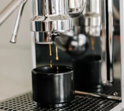 Tasse à Cappuccino - Monty Milk Art Blanc Mat 19 Cl - FELLOW -Boutique De Café lifestyle3 1