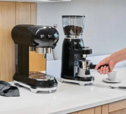 Moulin à Café SMEG Noir CGF01BLEU Années 50 -Boutique De Café smeg broyeur noir 4